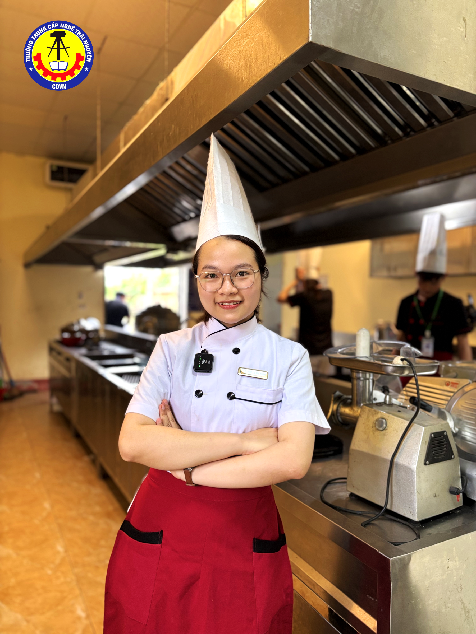 Giảng viên cùng khu bếp hiện đại